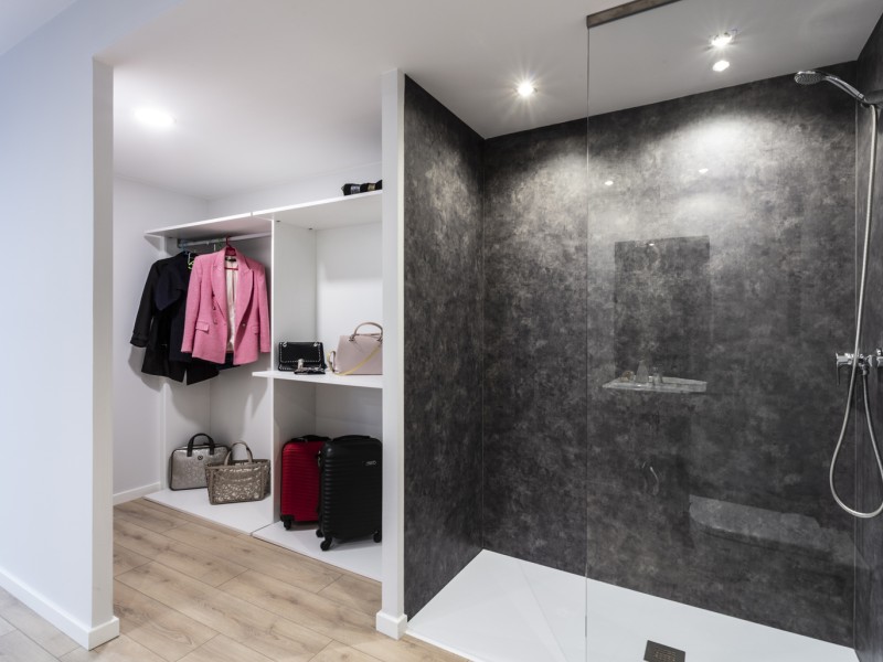 Vestidor con revestimiento incluido.